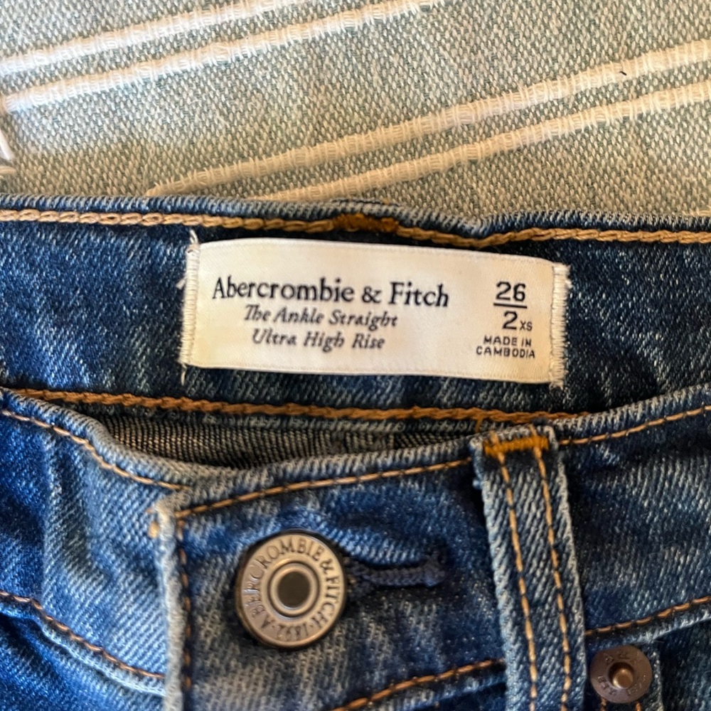 Abercrombie & Fitch Ultra High Rise Ankle Straight Jeans - Picture 4 of 4